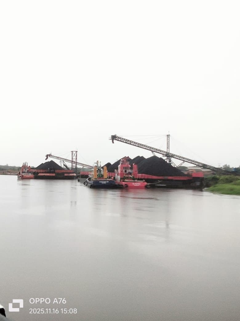Floating crane memuat tongkang PT Golden Way Mandiri di perairan Indonesia