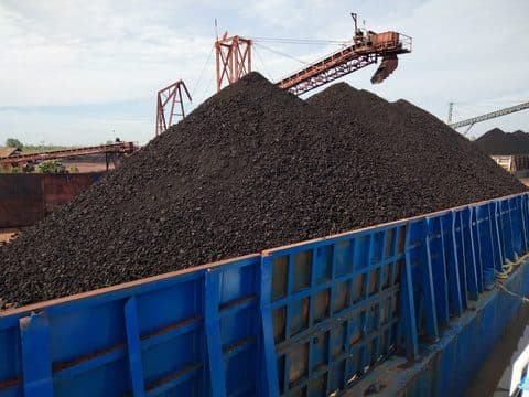 Tongkang bermuatan penuh batu bara siap diberangkatkan ke lokasi tujuan