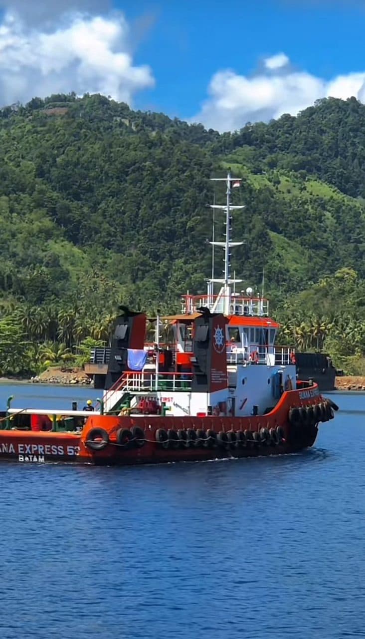 Armada Kapal Tug Boat dan Tongkang PT Golden Way Mandiri bersandar di pelabuhan